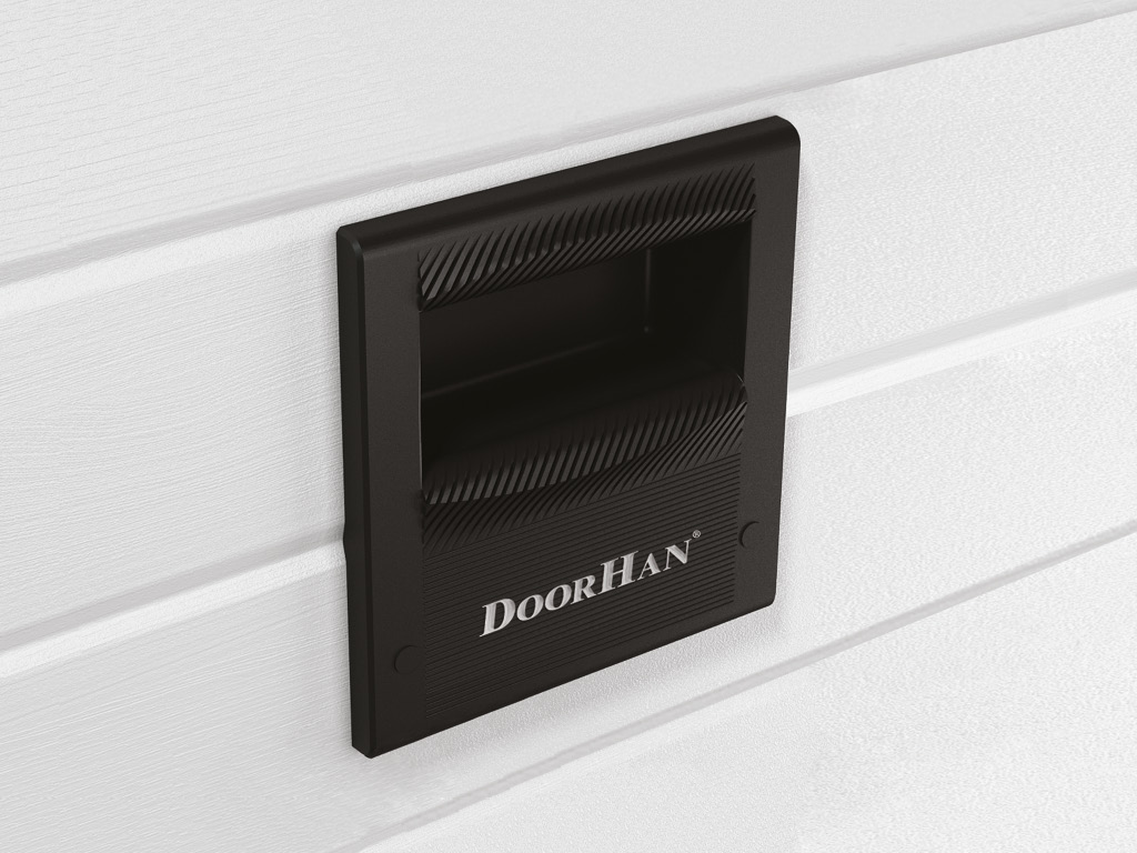 The ergonomic handle makes it easy and convenient to open and close the gate.